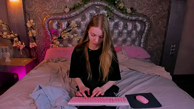lada2k4 online show from June 1, 2026, 5:18 am