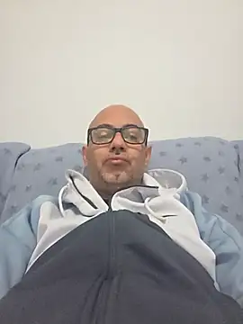 pareja47 online show from February 17, 2026, 9:06 am