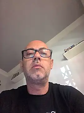 pareja47 online show from April 21, 2026, 8:32 am