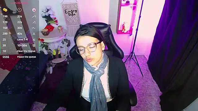 Snapshot of QueenRose94 chatting on March 3, 2026, 4:03 pm QueenRose94 online show from March 3, 2026, 4:03 pm