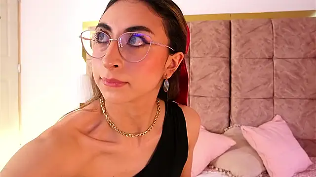 EmmaClark   online show from April 6, 2026, 8:21 pm