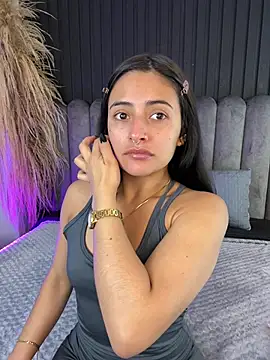 Nanda vixen  online show from April 18, 2026, 9:04 pm