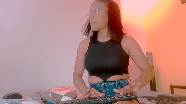 sexiempoderada18 online show from February 11, 2026, 1:33 pm