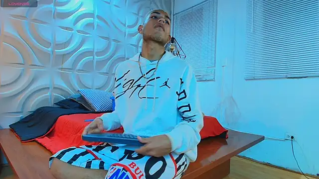 ItsZairen online show from March 26, 2026, 3:16 am