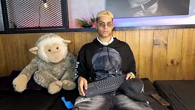 ItsZairen online show from March 6, 2026, 3:34 am