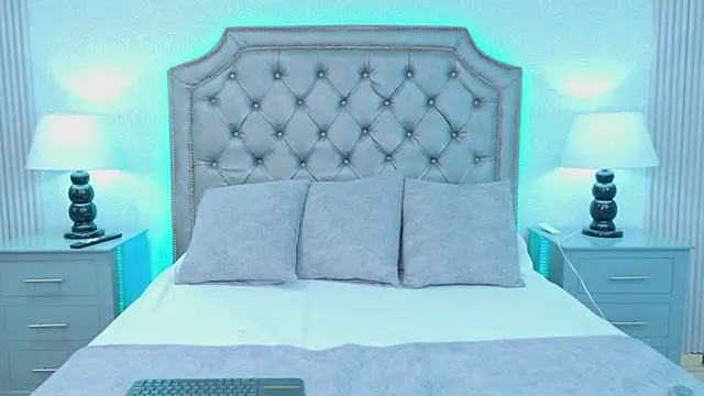 LaurenHazell online show from February 26, 2026, 4:12 am