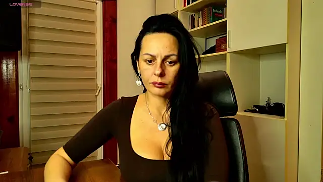 Snapshot of MiriamDelyn chatting on March 3, 2026, 8:27 pm MiriamDelyn online show from March 3, 2026, 8:27 pm