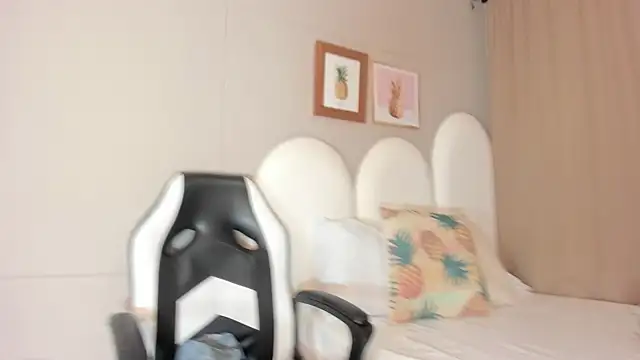 luna bradley  online show from March 31, 2026, 12:18 pm