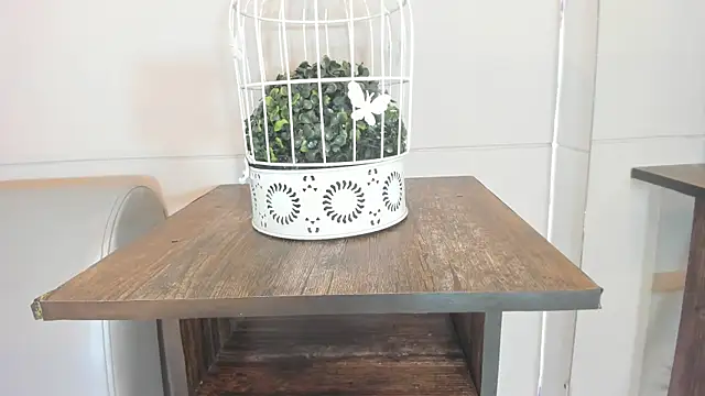 luna bradley  online show from April 17, 2026, 12:41 pm