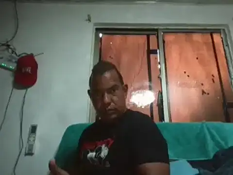 Snapshot of Quillero18 chatting on June 4, 2026, 3:17 pm Quillero18 online show from June 4, 2026, 3:17 pm
