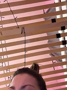 LaraHolt online show from February 21, 2026, 9:06 pm