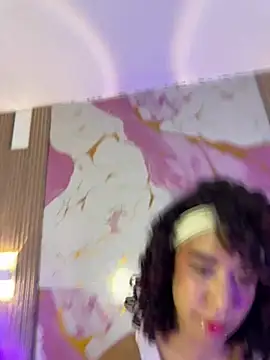 Woo isDaphne online show from April 8, 2026, 10:55 pm