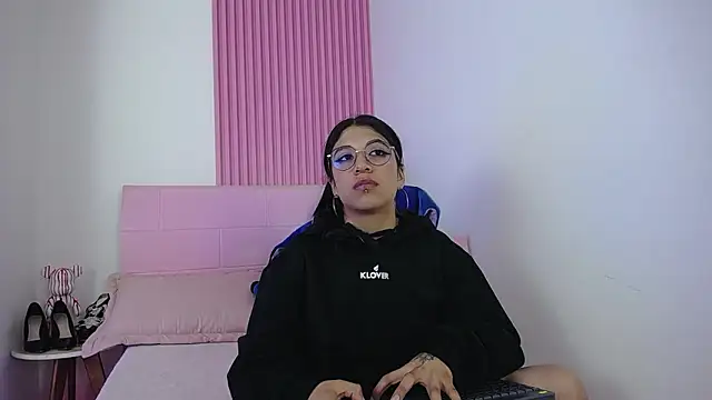 sharlotaustral18 online show from February 10, 2026, 3:44 pm