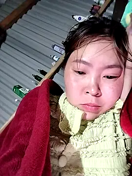 Yiyoongg online show from March 25, 2026, 1:54 pm