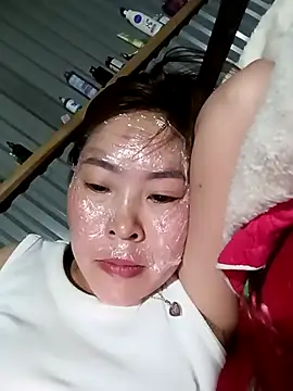 Yiyoongg online show from April 19, 2026, 2:29 pm