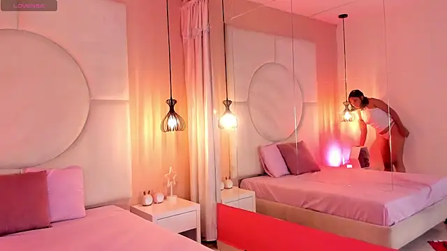 ValeriaMartins online show from February 27, 2026, 7:57 pm