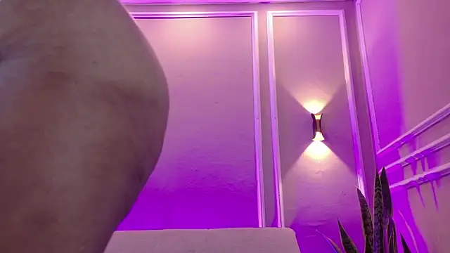 SuzyFox  online show from April 8, 2026, 7:37 pm