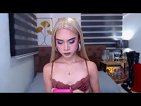 Snapshot of JuicyCockThea chatting on June 18, 2026, 11:37 am JuicyCockThea online show from June 18, 2026, 11:37 am