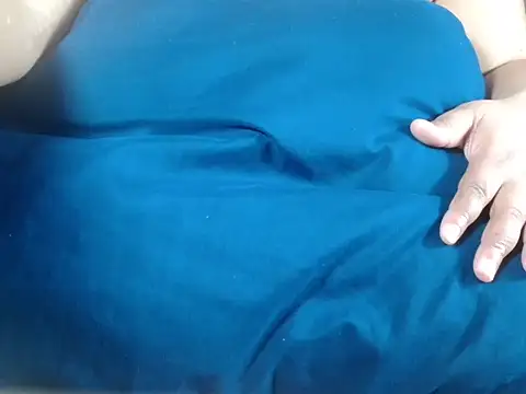 Snapshot of Sweet-Bella17 chatting on February 26, 2026, 8:53 pm Sweet-Bella17 online show from February 26, 2026, 8:53 pm