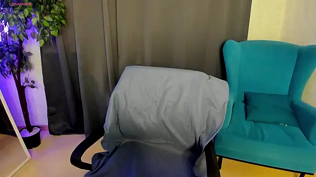 Snapshot of little__isabel chatting on July 1, 2026, 8:03 am little isabel online show from July 1, 2026, 8:03 am