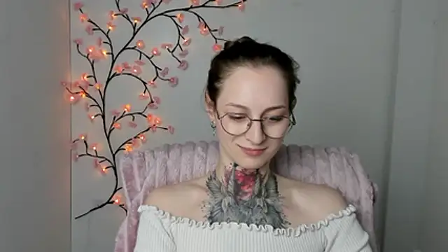 Esmi Winter online show from April 18, 2026, 7:07 pm