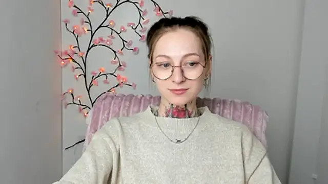 Esmi Winter online show from April 19, 2026, 11:33 am