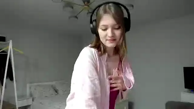 Snapshot of Mirrrra1 chatting on February 11, 2026, 9:47 pm Mirrrra1 online show from February 11, 2026, 9:47 pm