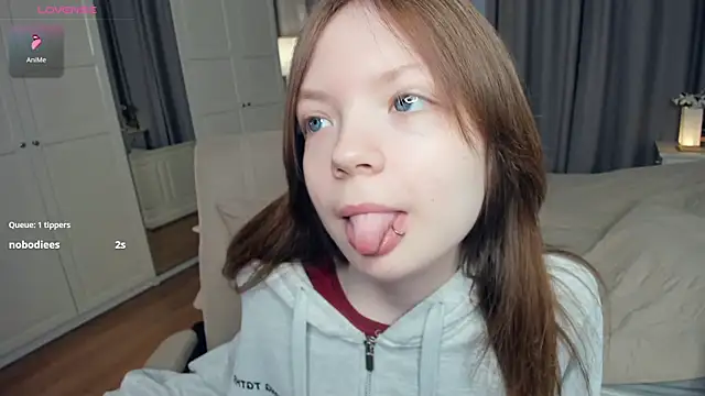 LavenderMitten online show from April 19, 2026, 5:52 am