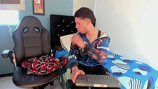 Snapshot of thonixxandluna chatting on February 28, 2026, 2:06 pm thonixxandluna online show from February 28, 2026, 2:06 pm