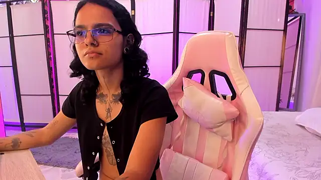 Snapshot of Julianne_7 chatting on March 4, 2026, 8:16 pm Julianne 7 online show from March 4, 2026, 8:16 pm