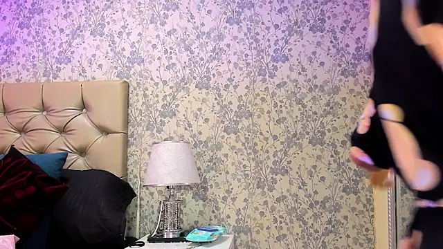 Snapshot of CloheBell chatting on February 17, 2026, 12:02 pm CloheBell online show from February 17, 2026, 12:02 pm