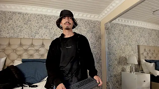 NoaahTylor online show from April 19, 2026, 4:35 am