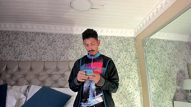 NoaahTylor online show from April 14, 2026, 1:21 am