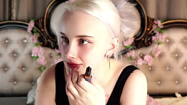 KirstinMcgeady online show from April 21, 2026, 11:28 am