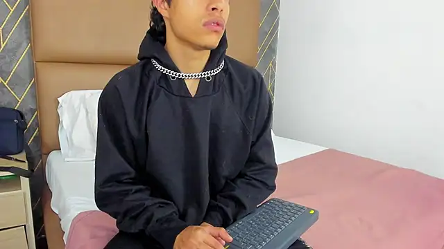 Snapshot of Escanor_Hot chatting on March 4, 2026, 8:16 pm Escanor Hot online show from March 4, 2026, 8:16 pm