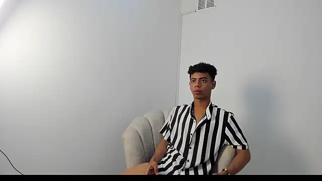 Snapshot of alexx_cum18 chatting on June 17, 2026, 2:05 pm alexx cum18 online show from June 17, 2026, 2:05 pm