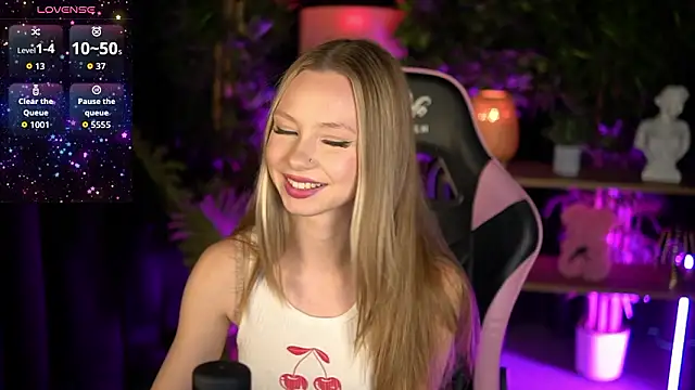 Snapshot of SweetDaisy_me chatting on February 28, 2026, 8:03 am SweetDaisy me online show from February 28, 2026, 8:03 am