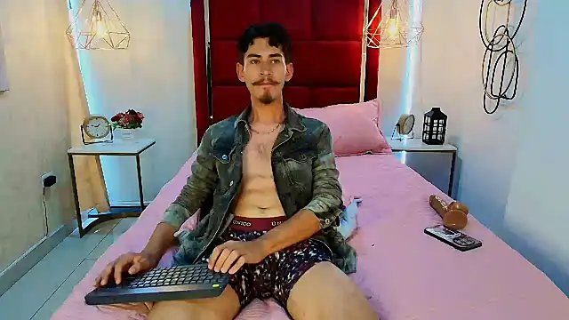 Snapshot of skinny_jean_ chatting on June 17, 2026, 8:19 pm skinny jean online show from June 17, 2026, 8:19 pm