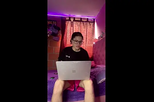Snapshot of Ale_cuzz chatting on April 21, 2026, 7:53 pm Ale cuzz online show from April 21, 2026, 7:53 pm