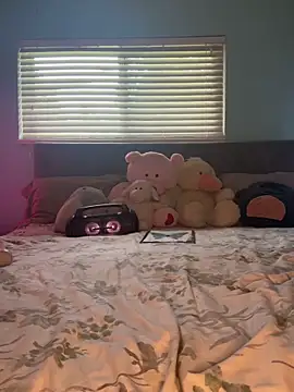 daniella monroe online show from April 6, 2026, 7:37 pm