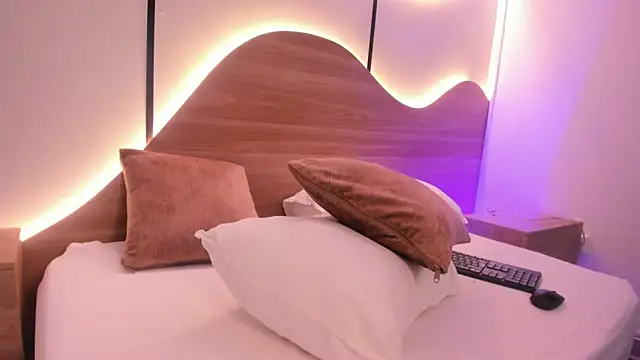 ariadna boneville online show from April 10, 2026, 2:40 am