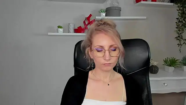 CinderellaMoon online show from March 12, 2026, 6:28 am