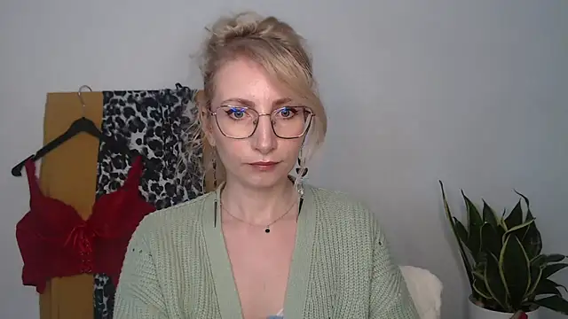 CinderellaMoon online show from April 16, 2026, 6:47 am