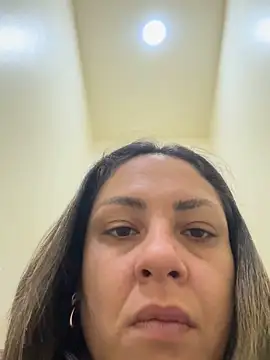 Snapshot of leona-david chatting on May 18, 2026, 12:32 pm leona-david online show from May 18, 2026, 12:32 pm