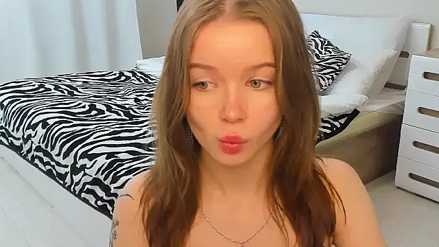 Snapshot of Violetta__Dreams chatting on May 1, 2026, 9:14 am Violetta Dreams online show from May 1, 2026, 9:14 am