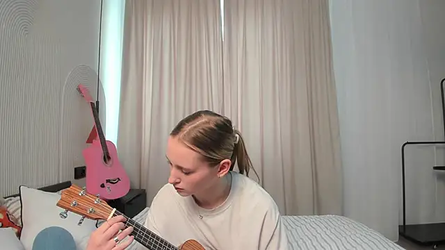 TraceeRebollar online show from March 5, 2026, 10:12 am