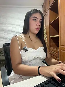 Luna rousse26 online show from June 3, 2026, 12:50 pm