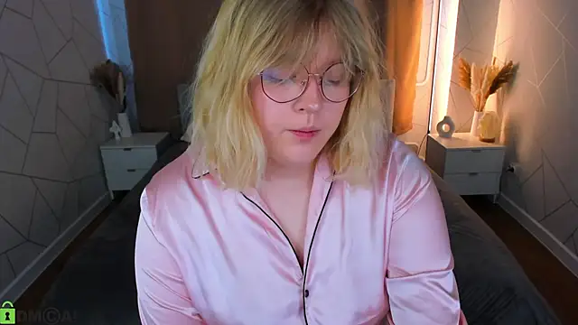 luna c0ra online show from April 5, 2026, 1:12 am