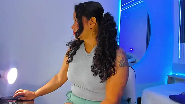 Leila rossi online show from March 5, 2026, 2:52 am