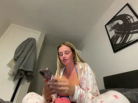 Snapshot of jadey19x chatting on February 19, 2026, 7:00 pm jadey19x online show from February 19, 2026, 7:00 pm